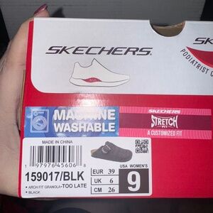 Skechers size 9 slip on Arch Fit